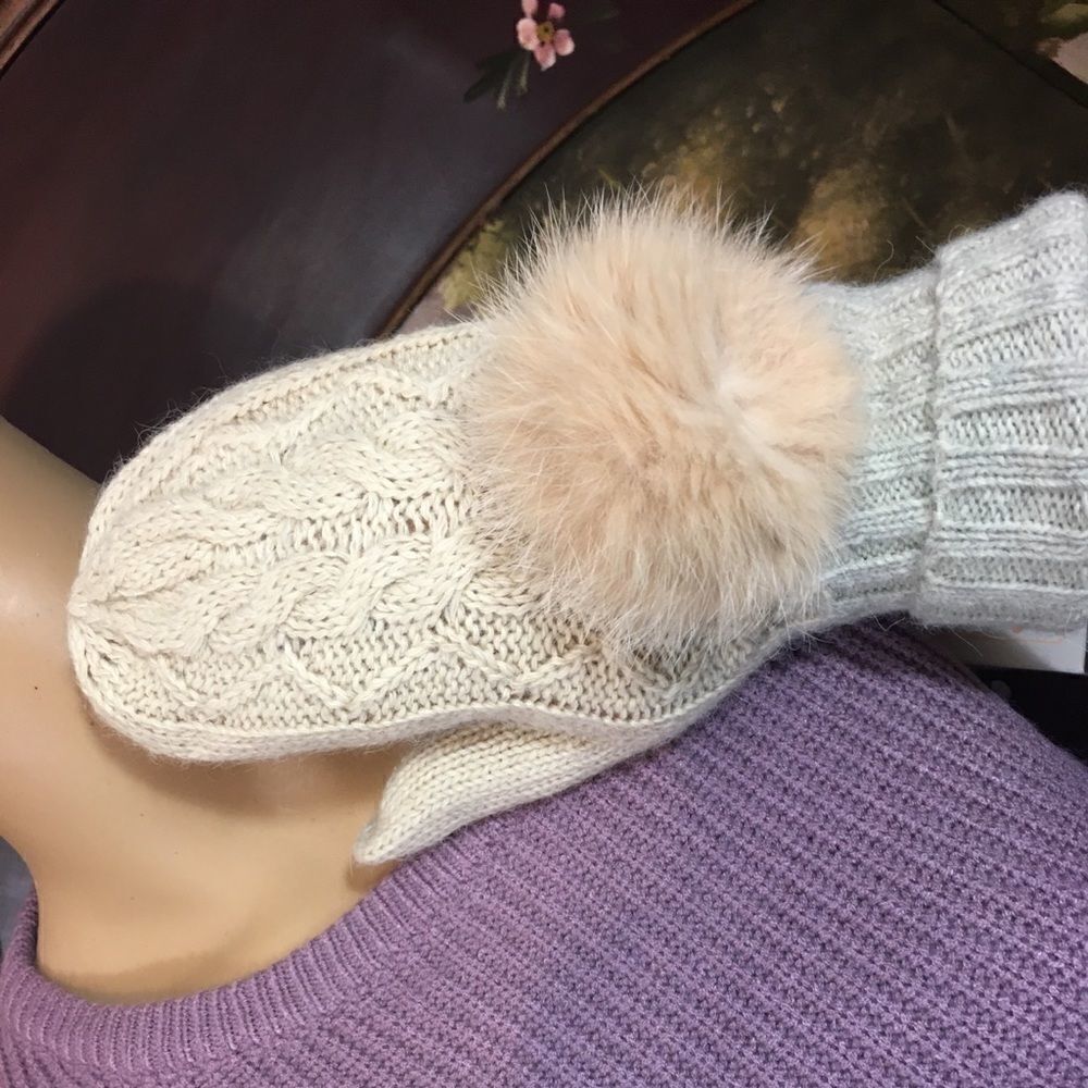 LOF Mittens with Pom Pom NWT